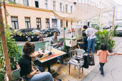 Stadtraum als Lebensraum zurückerobern: Die Stadt Wien und die Initiative Lokale Agenda 21 Wien unterstützen Projekte aus der Bevölkerung, Freiräume neu zu nutzen und zu bespielen.