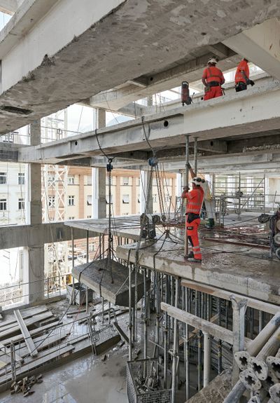 aut. architektur und tirol. AT- Programmschwerpunkt in Tirol: Das Programmangebot umfasst ein breites Themenspektrum, das von Revitalisierungen über Anbauten und Aufstockungen bis zur Umnutzung leerstehender Strukturen reicht. Das RAIQA Innsbruck-Gebäude ist ein Best-Practice-Beispiel für den Umgang mit bestehenden Stahlbetonstrukturen (Bild).