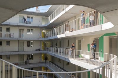 AT-Touren führen mit der ÖGFA auch zur gemeinschaftlich entwickelten HausWirtschaft im Nordbahnviertel in Wien - Arbeiten und Wohnen unter einem Dach statt, Gewerbeflächen und Gemeinschaftsräume werden geteilt.